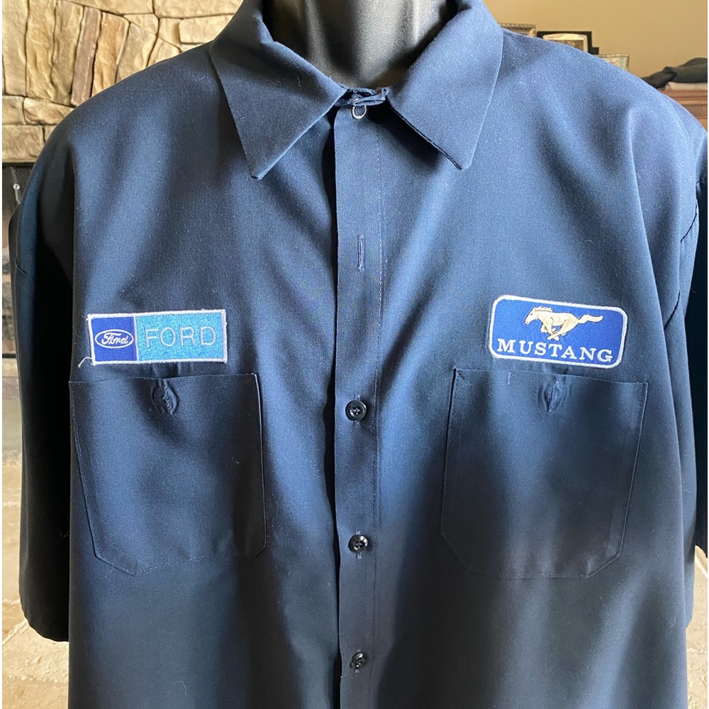 3xl Men Ford Mustang work shirt. Badges on pocket on both side. Nothing on back.